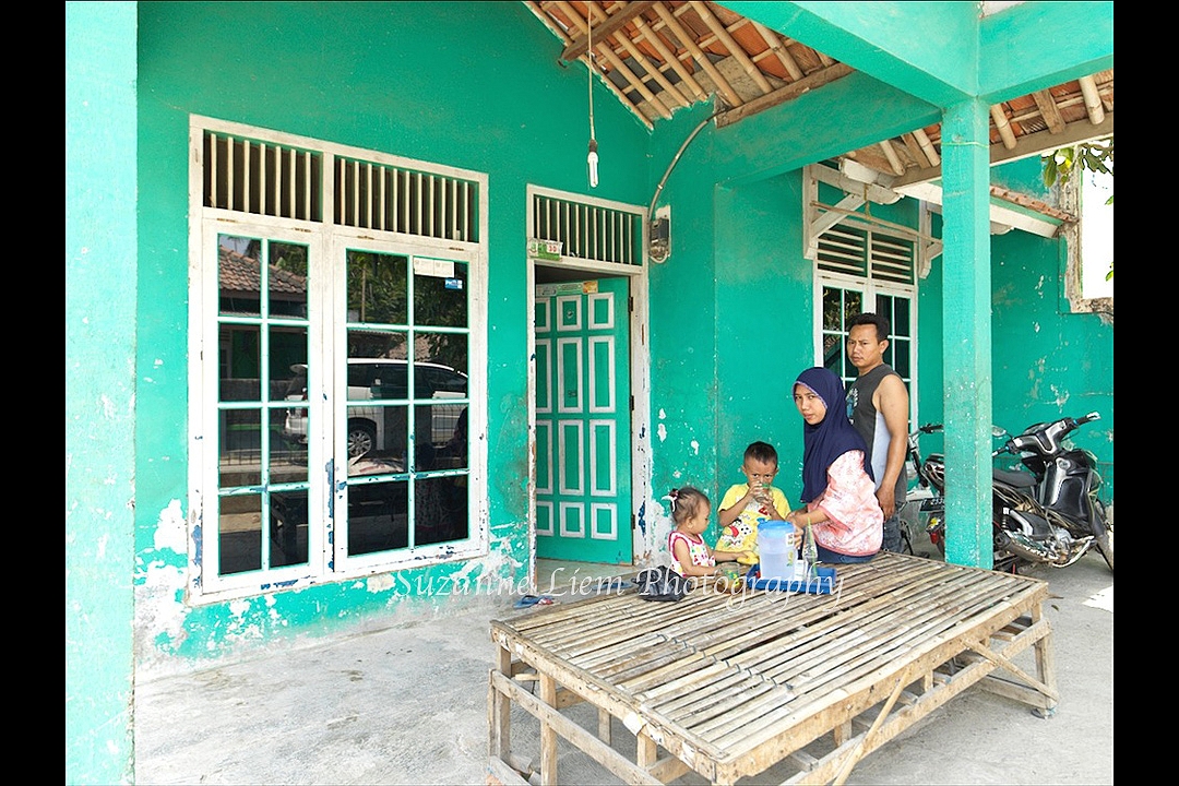 Ibu Tijeng rebuilt her house in the garden of her granddaughter, using a part of the compensation money she received from the Dutch government.<br />