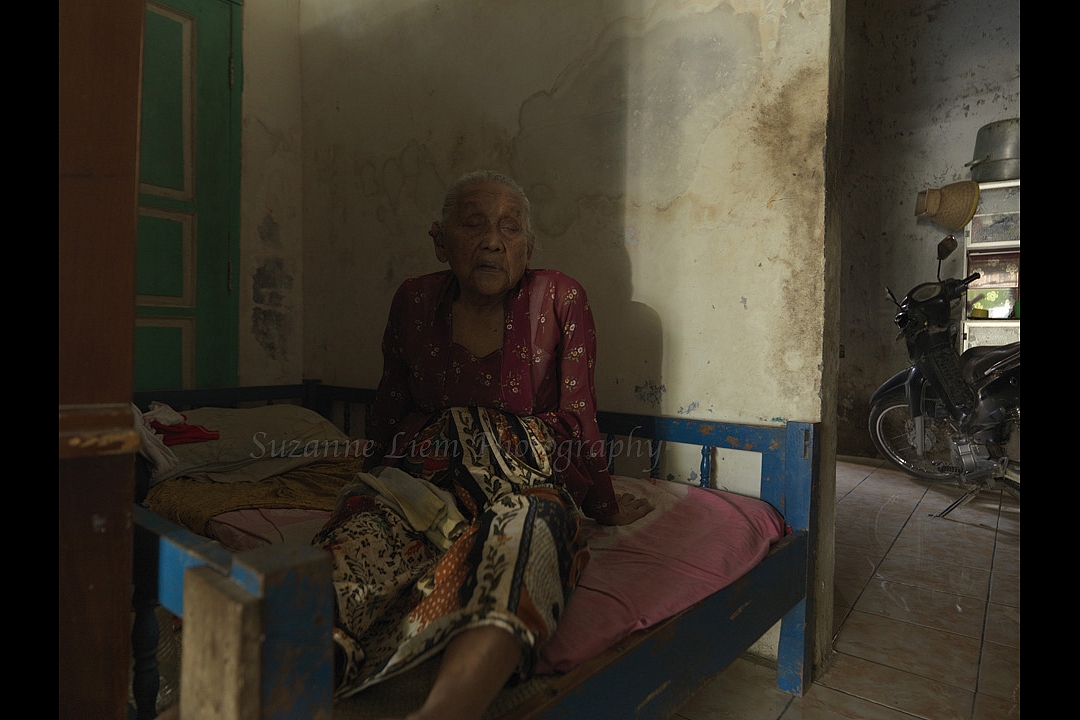 Granddaughter of ibu Tijeng: `This house is the old one. The other house is new. It’s still the same as you visited before. We didn’t fix anything`. Daughter: `We gave the money in cash on that bamboo seat to 3 people who came here`.<br /><br />