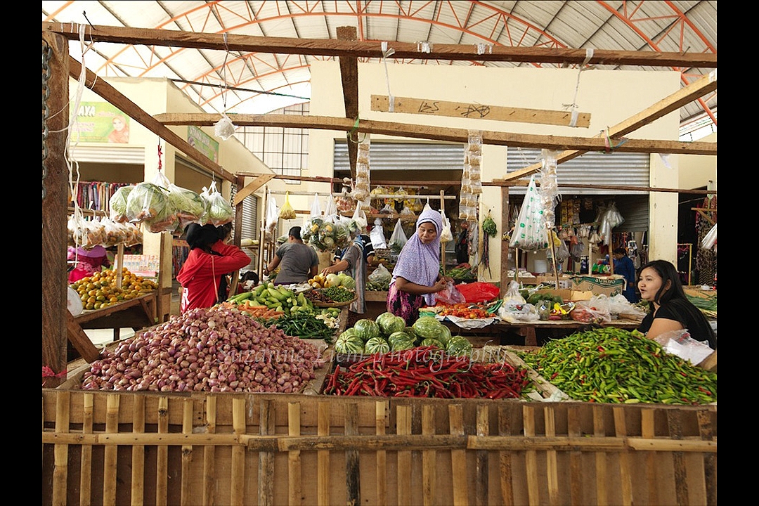 In 2009 an amount of € 850.000 was granted by the Dutch Government to the village of Rawagede. With a part of the money a cooperation was started which enbales women to start their own businesses.