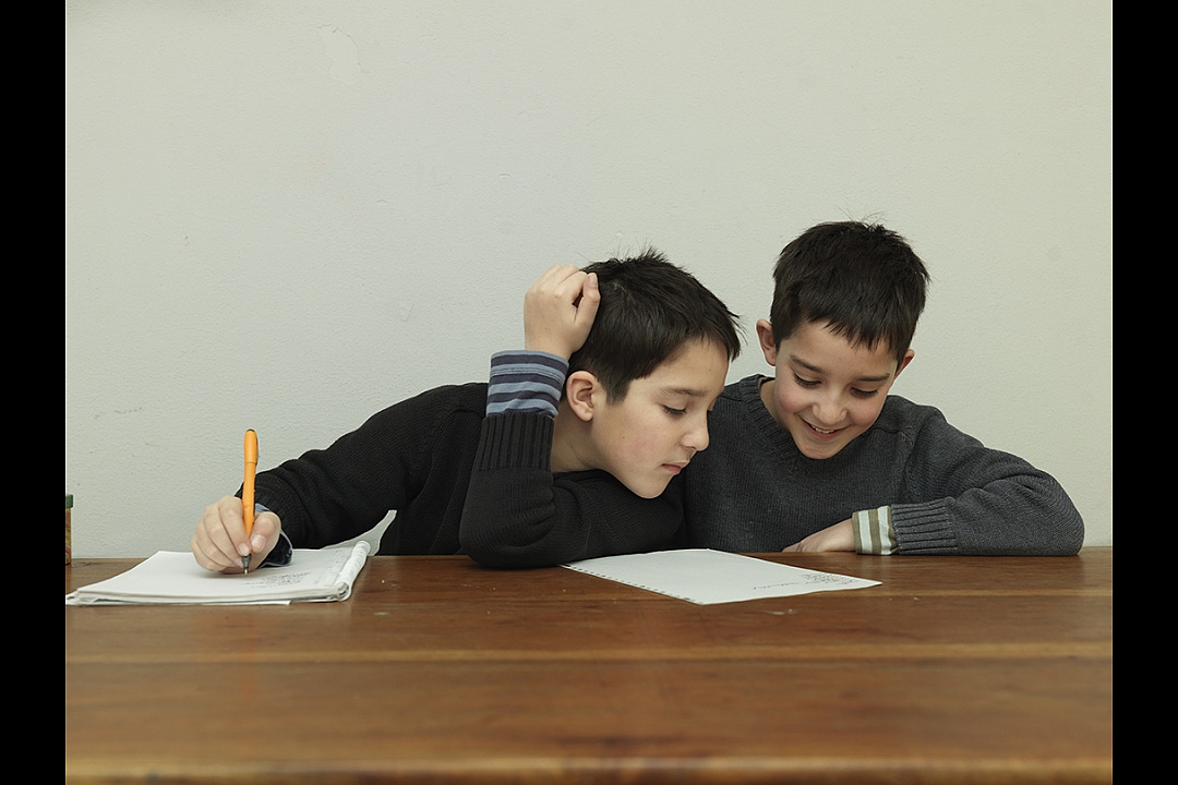 Voor het boek `Mix, Jongeren in Nederland`, maakte ik deze serie over gemengde kinderen. Ik fotografeerde kinderen met één `witte` en één `zwarte` ouder, net zoals president Obama een kind is van een `witte` moeder en een `zwarte` vader. Ik kwam erachter dat er veel tinten zwart en wit zijn....  <br /><br />Daan en Roel hebben een Nederlandse moeder en een Surinaamse vader. 