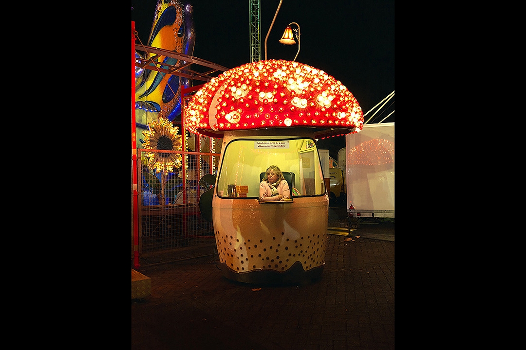 Toadstool, fun fair Chasséveld, Breda October 2008<br />piezografie / dibond / diasec 80 * 60 cm